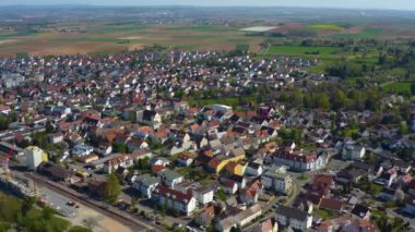 Bahar başlarında güneşli bir günde Almanya 'daki Heilbronn kentinin havadan görünüşü
