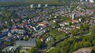İlkbaharda koronavirüs kilitlenmesi sırasında Sindelfingen şehrinin hava görüntüsü.
