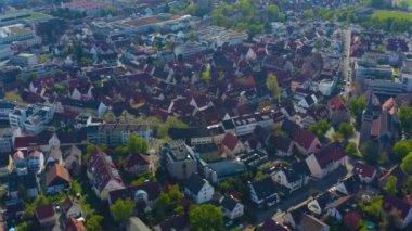 İlkbaharda koronavirüs kilitlenmesi sırasında Sindelfingen şehrinin hava görüntüsü.