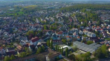 İlkbaharda koronavirüs kilitlenmesi sırasında Sindelfingen şehrinin hava görüntüsü.