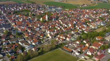 Almanya 'da Ilsfeld köyünün hava görüntüsü ilkbaharın başlarında güneşli bir günde