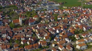 Almanya 'da Ilsfeld köyünün hava görüntüsü ilkbaharın başlarında güneşli bir günde