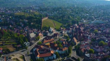 Koronavirüs kilitlenmesi sırasında güneşli bir bahar sabahı Esslingen şehrinin hava görüntüsü..