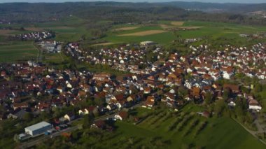 Almanya 'da Aspach köyünün havadan görünüşü ilkbaharın başlarında güneşli bir günde