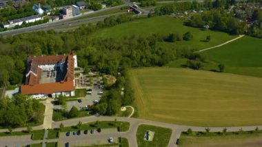 İlkbaharda Coronavirus kilitlemesi sırasında Faurndau ve Uhingen şehirlerinin hava görüntüsü..