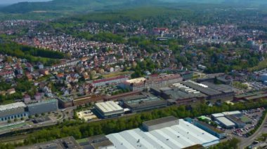 Koronavirüs tecridi sırasındaki ilkbaharda Goeppingen şehrinin hava görüntüsü..