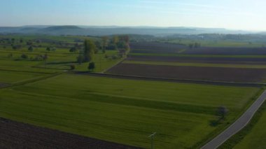 Baharın güneşli bir sabahında, Almanya 'daki kara ormana yakın tarlaların havadan görünüşü.