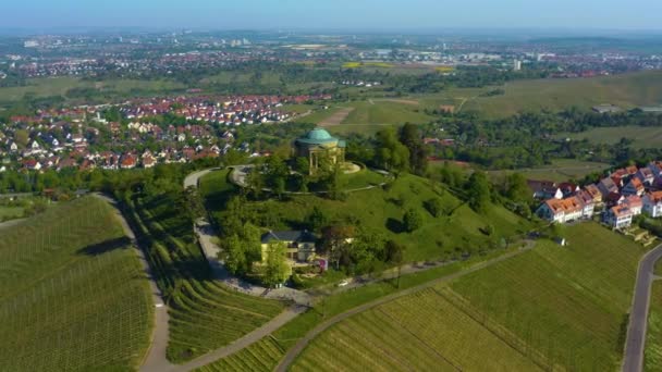 春季科罗纳维勒斯封锁期间斯图加特瑞腾堡山上的Sepulchral教堂的空中景观 — 图库视频影像