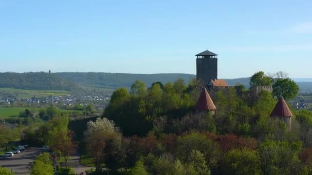 早春の晴れた日にドイツのビルシュタイン村と城の空中写真 — ストック動画