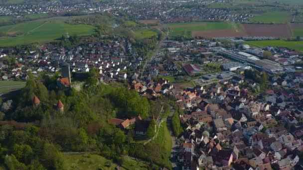 早春の晴れた日にドイツのビルシュタイン村と城の空中写真 — ストック動画