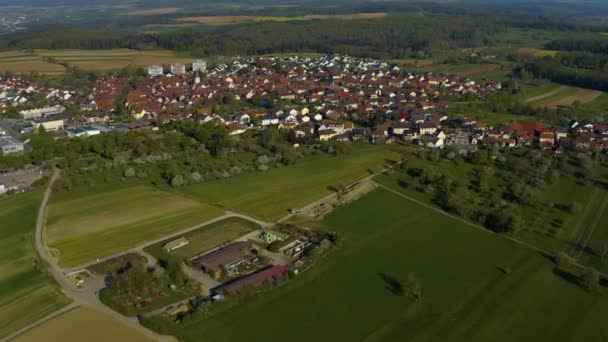 Vue aérienne du village Goebrichen en Allemagne par une journée ensoleillée de printemps pendant le confinement du coronavirus.