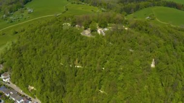 Şehrin ve Hohenstaufen Şatosunun güneşli bir bahar gününde koronavirüs kilitlenmesi sırasındaki hava görüntüsü..
