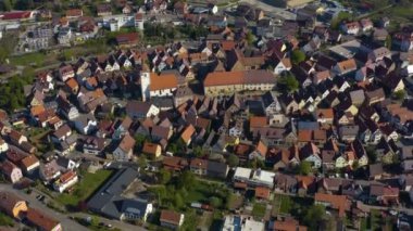 Coronavirus kilitlemesi sırasında güneşli bir bahar gününde Almanya 'daki Knittlingen köyünün hava görüntüsü.
