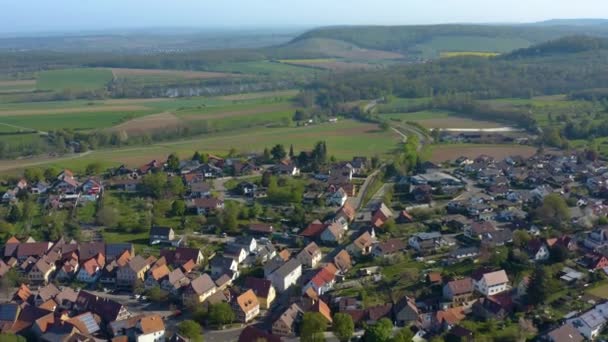 Luftaufnahme Des Dorfes Oelbronn Einem Sonnigen Frühlingstag Während Der Coronavirus — Stockvideo