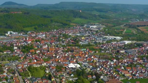 コロナウイルスのロックダウン中の春の都市Suessenの空中ビュー — ストック動画