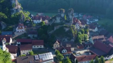 Baharda güneşli bir günde Almanya 'da Pottenstein şehrinin Aeriel manzarası. Koronavirüs kilitlenmesi sırasında.