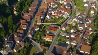 Baharda güneşli bir günde Almanya 'da Pottenstein şehrinin Aeriel manzarası. Koronavirüs kilitlenmesi sırasında.