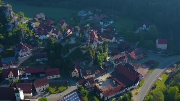 Aeriel Utsikt Över Staden Pottenstein Tyskland Solig Dag Våren Coronavirusets — Stockvideo