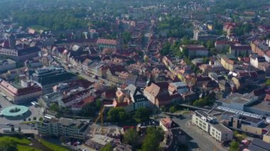 Baharda güneşli bir günde Almanya 'nın Bayreuth kentinin havadan görünüşü. Koronavirüs kilitlenmesi sırasında.