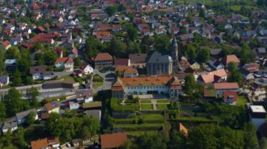 Baharda güneşli bir günde Almanya 'daki Neudrossenfeld şehir ve manastırının havadan görünüşü. Koronavirüs kilitlenmesi sırasında.