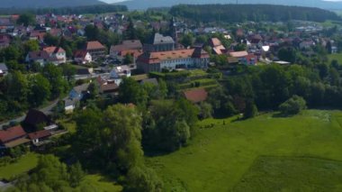 Baharda güneşli bir günde Almanya 'daki Neudrossenfeld şehir ve manastırının havadan görünüşü. Koronavirüs kilitlenmesi sırasında.