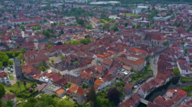 İlkbaharda güneşli bir günde Almanya 'nın Kronach kentinin hava manzarası. Koronavirüs kilitlenmesi sırasında.