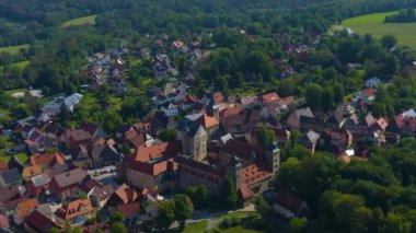 Baharda güneşli bir günde şehrin ve Almanya 'daki Thurnau kalesinin havadan görünüşü. Koronavirüs kilitlenmesi sırasında.