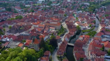 İlkbaharda güneşli bir günde Almanya 'nın Kronach kentinin hava manzarası. Koronavirüs kilitlenmesi sırasında.