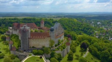 İlkbaharda güneşli bir günde Almanya 'daki Coburg Kalesi' nin ve şehrin havadan görünüşü. Koronavirüs kilitlenmesi sırasında.