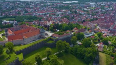 İlkbaharda güneşli bir günde Almanya 'nın Kronach kentinin hava manzarası. Koronavirüs kilitlenmesi sırasında.
