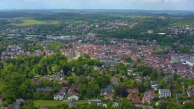 İlkbaharda güneşli bir günde Almanya 'daki Coburg Kalesi' nin ve şehrin havadan görünüşü. Koronavirüs kilitlenmesi sırasında.