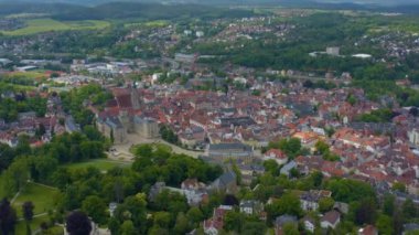 İlkbaharda güneşli bir günde Almanya 'daki Coburg Kalesi' nin ve şehrin havadan görünüşü. Koronavirüs kilitlenmesi sırasında.