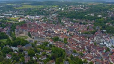 İlkbaharda güneşli bir günde Almanya 'daki Coburg Kalesi' nin ve şehrin havadan görünüşü. Koronavirüs kilitlenmesi sırasında.