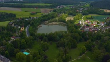 Baharda güneşli bir günde Almanya 'nın Weitramsdorf yakınlarındaki Tambach' taki sarayın havadan görüntüsü. Koronavirüs kilitlenmesi sırasında.