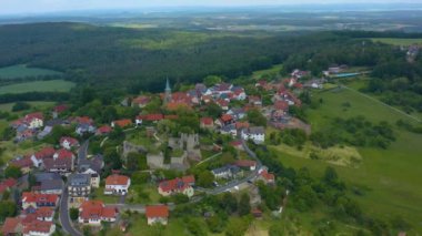 Baharın güneşli bir gününde Almanya 'da Maroldsweisach yakınlarında Altenstein Kalesi ve köyün hava manzarası. Koronavirüs kilitlenmesi sırasında.