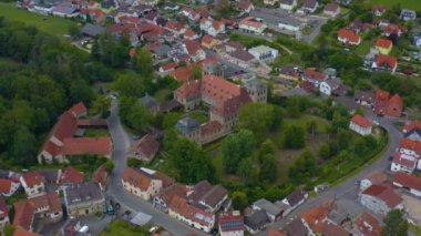Baharda güneşli bir günde Almanya 'daki Burgpreppach Sarayı ve şehrin Aeriel manzarası. Koronavirüs kilitlenmesi sırasında.