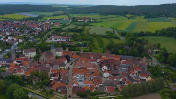 Luftaufnahme Der Stadt Seßlach Einem Sonnigen Frühlingstag Während Der Coronavirus — Stockvideo