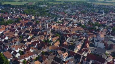 Baharda güneşli bir günde Almanya 'daki Seligenstadt şehrinin hava manzarası. Koronavirüs kilitlenmesi sırasında.