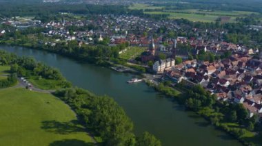 Baharda güneşli bir günde Almanya 'daki Seligenstadt şehrinin hava manzarası. Koronavirüs kilitlenmesi sırasında.