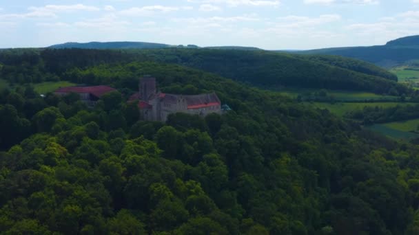 春の晴れた日にドイツの都市Hammelburgに近い城の空中ビュー — ストック動画