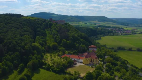 春の晴れた日にドイツの都市Hammelburgに近い城の空中ビュー — ストック動画
