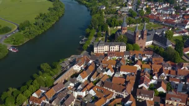 春の晴れた日にドイツのSeligenstadt市の空中ビュー コロナウイルスのロックダウン中に — ストック動画