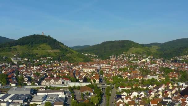 春の晴れた日にドイツの都市ヘッペンハイムの空中ビュー コロナウイルスのロックダウン中に — ストック動画