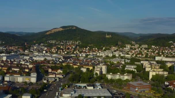Luftaufnahme Der Stadt Weinheim Einem Sonnigen Frühlingstag Während Der Coronavirus — Stockvideo