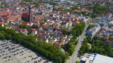 Almanya 'daki Straubing şehrinin hava görüntüsü, Bavyera güneşli bir ilkbahar gününde koronavirüs kilitlenmesi sırasında.