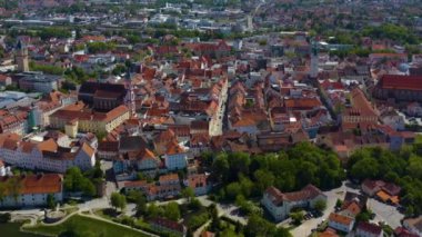 Almanya 'daki Straubing şehrinin hava görüntüsü, Bavyera güneşli bir ilkbahar gününde koronavirüs kilitlenmesi sırasında.