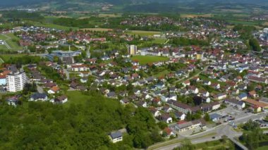 Almanya 'nın Bayern kentindeki Bogen kentinin hava görüntüsü, güneşli bir ilkbahar gününde Coronavirus kilitlemesi sırasında Bavyera.