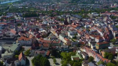 Almanya 'daki Deggendorf şehrinin hava görüntüsü, Bavyera güneşli bir ilkbahar gününde koronavirüs kilitlenmesi sırasında.