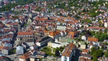 Almanya 'daki Deggendorf şehrinin hava görüntüsü, Bavyera güneşli bir ilkbahar gününde koronavirüs kilitlenmesi sırasında.