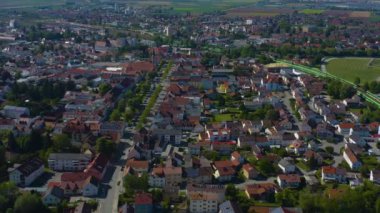 Şehrin hava manzarası Almanya 'da Plattling, Bavyera güneşli bir bahar gününde Coronavirus kilitlemesi sırasında.